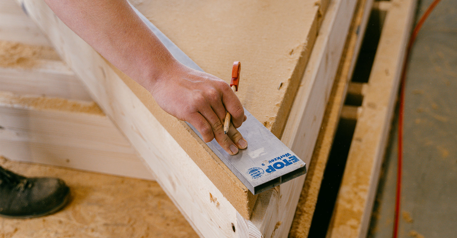 Handwerkskunst bei Becker HDH in Wittlich bei Trier: Holzhaus-Verfeinerung in Aktion